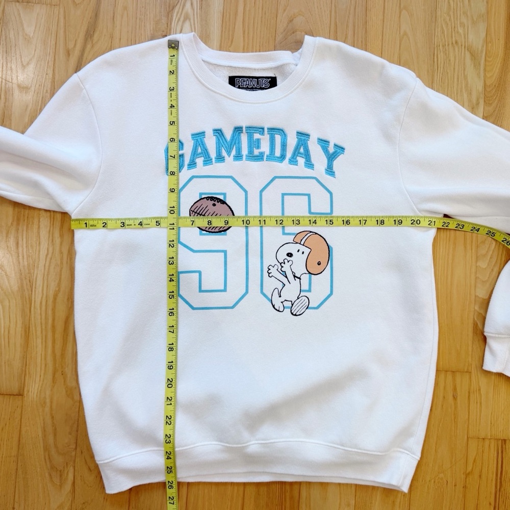 Peanuts Snoopy Gameday 96 Football White Pullover Sweatshirt Size Medium - Picture 8 of 8